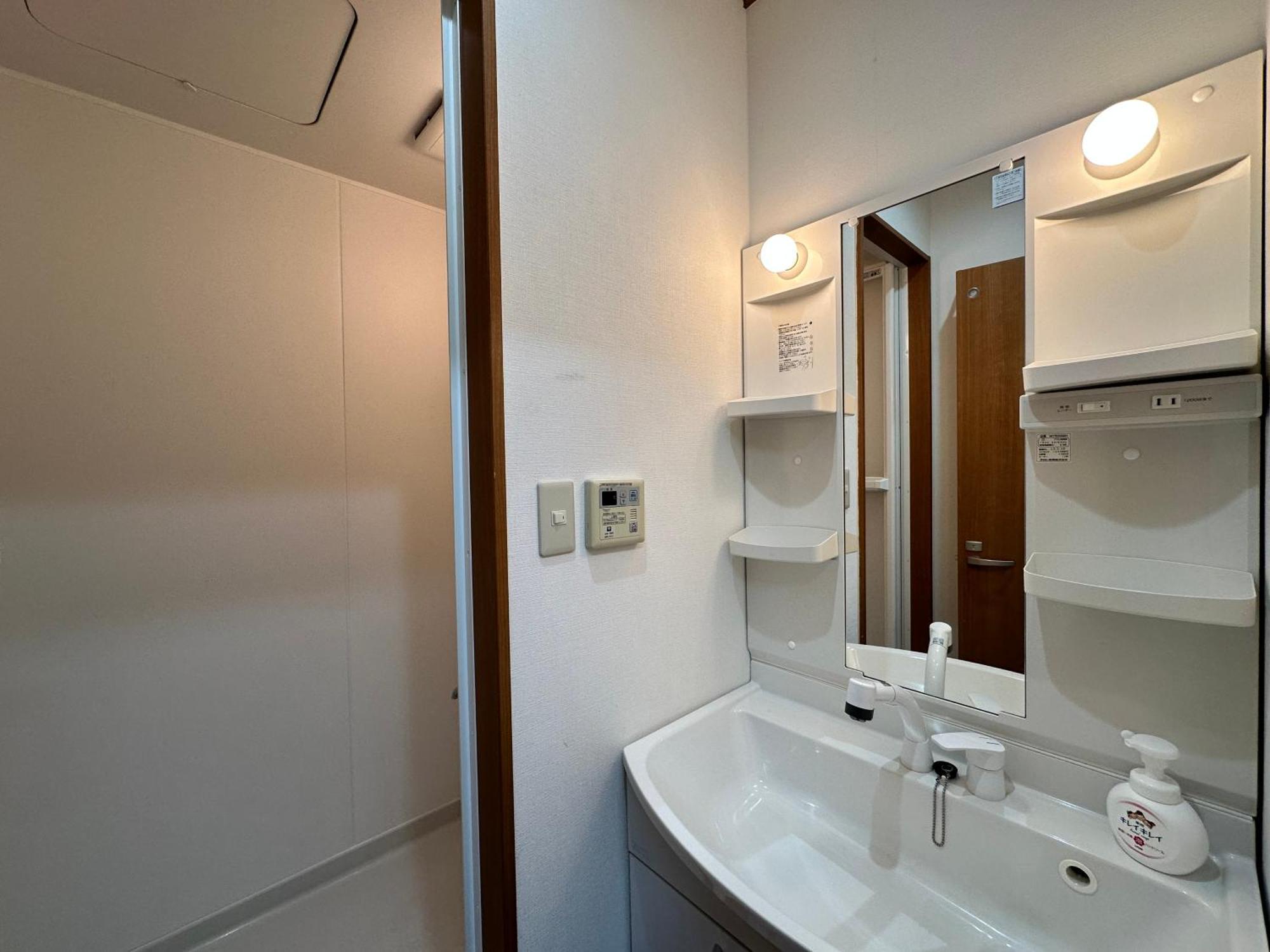 شقة 鶴橋駅徒歩2分 トイレ浴室複数あり3階建て一軒家車庫付き أوساكا المظهر الخارجي الصورة
